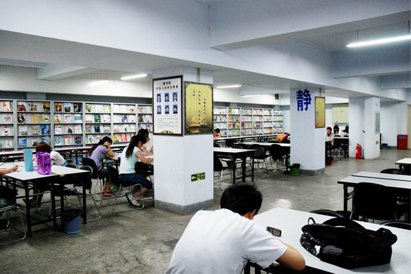 河南省财经学校阅览室